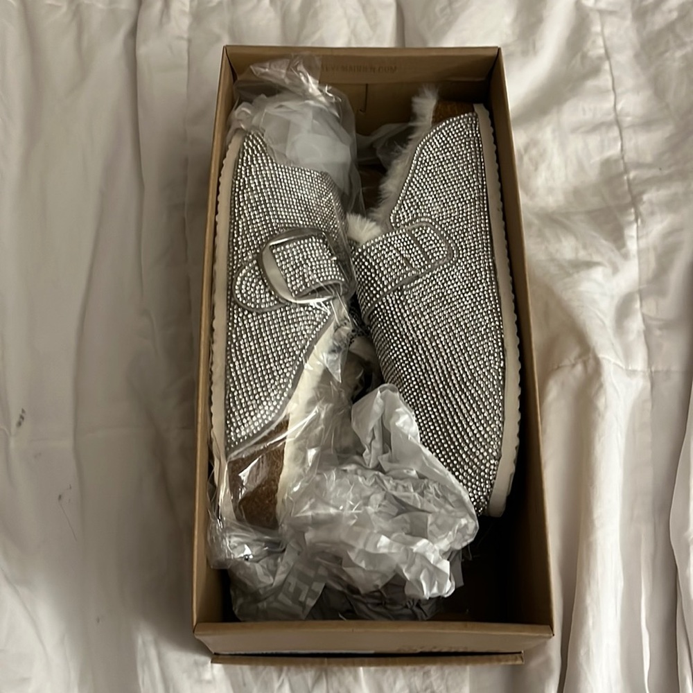 NWOT Steve Madden Unwind Rhinestone Slippers